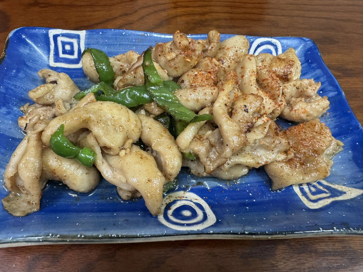 tiida_ishigaki's tweet photo. おはようございます☁️

何年も前から気になっていた
大浜にある「章ちゃん」🐔🏮

店の前を通っても営業しているのか分からず🤔
電話をしても繋がらなかったり、ネットの情報も少なくて…
半ば諦めかけていたんですが、昨日���いに行って来ました✨😆

章ちゃんは、地元密着のあたたかいお店🏮🍻
オーナーの章ちゃんが切り盛りする、素敵なお店でした✨

僕はお酒を飲まないので、普段は居酒屋に長居しないんですが…ゆんたくが楽しくて、気づけば4時間も😆✨

ただ、ご主人がワンオペでやっていて一般的な居酒屋さんとはちょっと違うので、行く時はぜひ“のんびり時間”を確保してから（笑）

今日も1日よろしくお願いします😊✨

🍌ていーだ石垣島🍌
　　　　Open
🍌営業時間10時～17時30分🍌

#てぃーだ石垣島 #石垣島 #島バナナスムージー