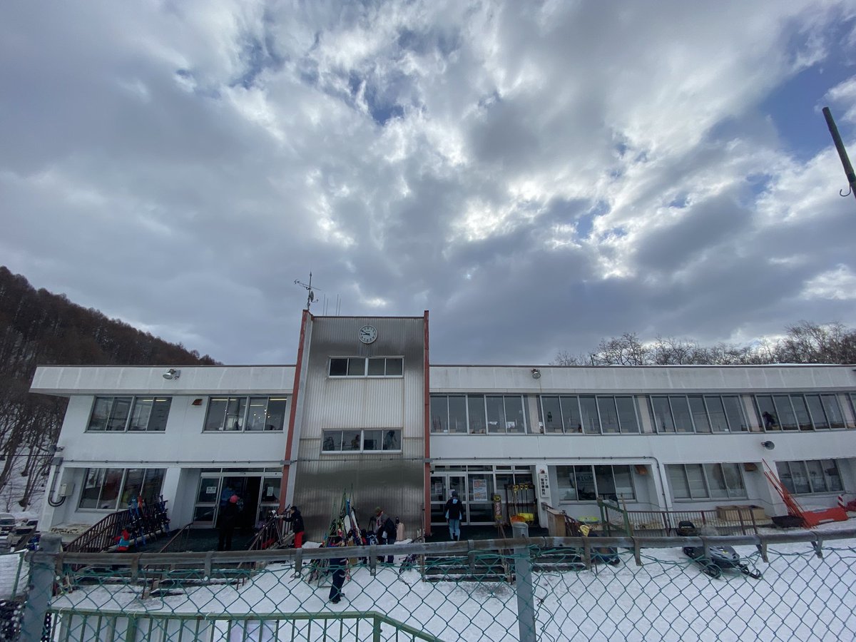ski3213's tweet photo. 〇〇スキー場に行こうと思っていたのですが、道路から見えたので予定変更し約10年ぶりに急遽、藻岩山。
どうみん割もありがたい。

#藻岩山スキー場
#基礎スキー https://t.co/kG8y8OFoXt