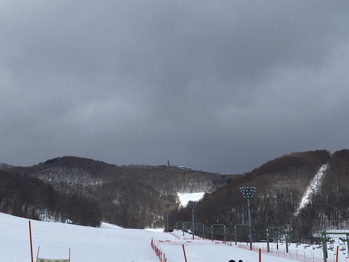 ski3213's tweet photo. 〇〇スキー場に行こうと思っていたのですが、道路から見えたので予定変更し約10年ぶりに急遽、藻岩山。
どうみん割もありがたい。

#藻岩山スキー場
#基礎スキー https://t.co/kG8y8OFoXt