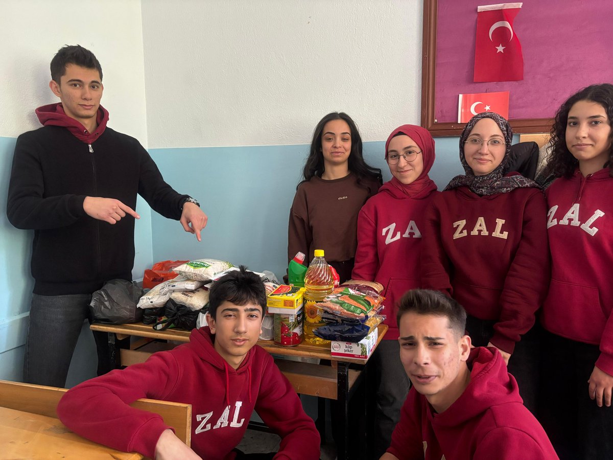 20Zal20's tweet photo. Okulumuzdaki tüm sınıflar, ihtiyaç sahibi ailelere ulaştırılmak üzere kendi Ramazan kolilerini büyük bir emek ve dayanışmayla hazırladı. Her sınıf; kendi katkıları, ortak çabaları ve birlikte aldıkları kararlarla kolilerini oluşturdu.
@ibrahimcollu 
@Tavasmem https://t.co/xkeuaSSnri