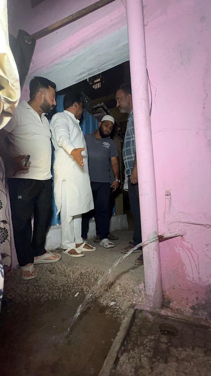 ZafarCorporator's tweet photo. #Majlis_ka_Khadim_Aapki_Chowkhat_pe
On Instruction of @aimim_national President @asadowaisi & @Md_MajidHussain
I early morning along with HMWSSB officials attend the Complaint of low pressure inspected #Door to #Door #Interacted with area people at Aghapura Mallepally https://t.co/zCejrT7hcs