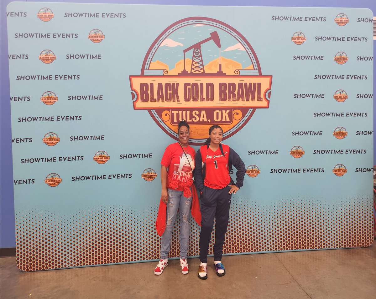 MoNelson0130's tweet photo. Black Gold Brawl. Leah played well considering she isn't feeling well. Back to back Oklahoma trips for me as a Momanger 🏐🙏🏿 https://t.co/jJAmCIRMvr