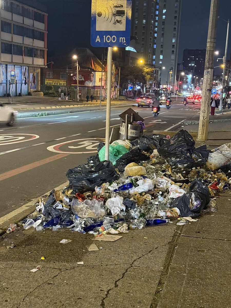 Bogotá, Chapinero, un sábado 28 de febrero a las 6:54 p.m.

Plena Carrera Séptima

No sólo tenemos que aguantar ver los carteles de Katherin Miranda o de Juvinao

Gracias a Galán tenemos esta obra de arte contemporáneo a la vista de todos: