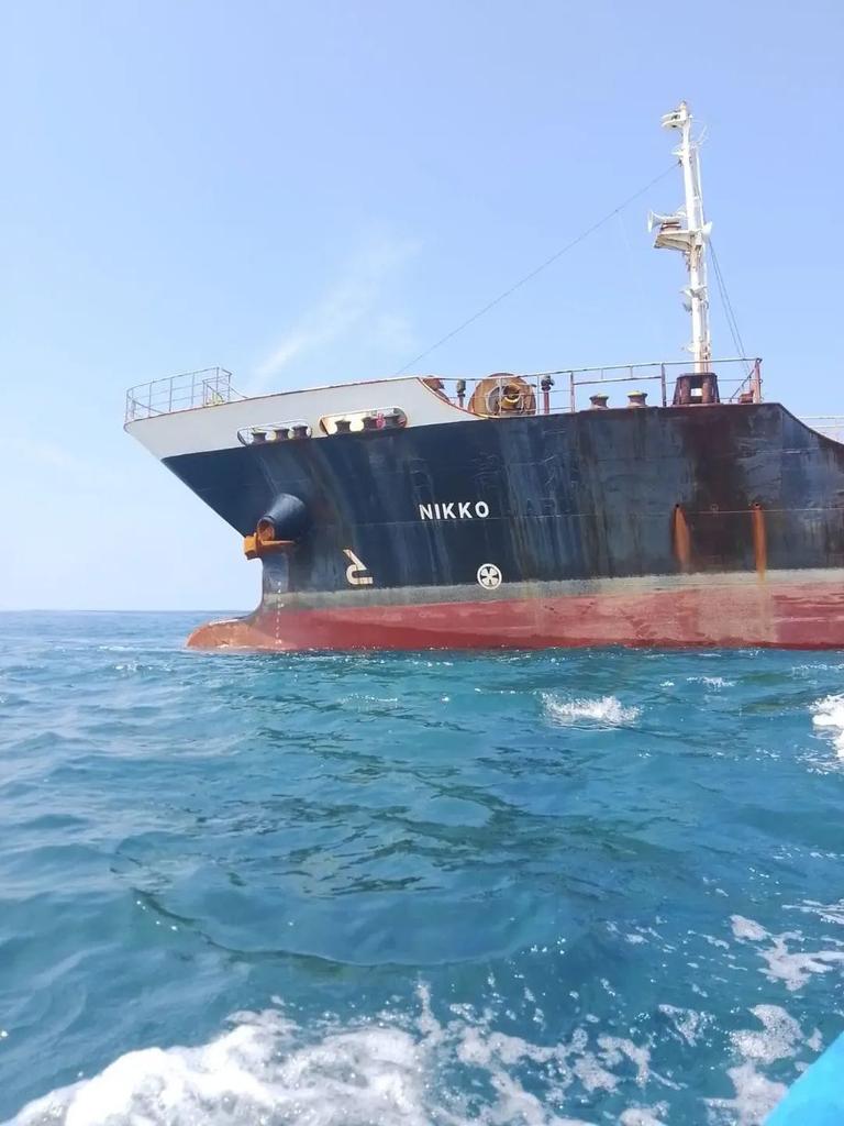angkytm's tweet photo. Sudah sebulan kapal MT Niko yg mengangkut minyak sawit  kandas di kawasan konservasi Pulau Dua, Tambrauw. Diduga isi CPO tumpah ke perairan laut sekitar, yg  berdampak merusak habitat fisik &amp; terumbu karang, populasi ikan &amp; hasil tangkap nelayan menurun.
https://t.co/U5QovxNpwB https://t.co/kEDA8itgvc