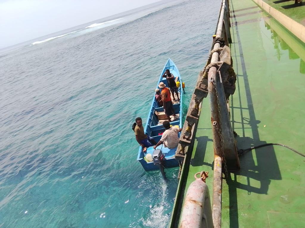 angkytm's tweet photo. Sudah sebulan kapal MT Niko yg mengangkut minyak sawit  kandas di kawasan konservasi Pulau Dua, Tambrauw. Diduga isi CPO tumpah ke perairan laut sekitar, yg  berdampak merusak habitat fisik &amp; terumbu karang, populasi ikan &amp; hasil tangkap nelayan menurun.
https://t.co/U5QovxNpwB https://t.co/kEDA8itgvc