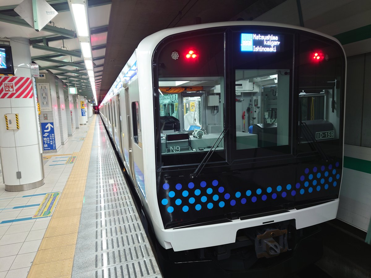 hayabusa_747's tweet photo. あおば通駅で、仙石線の車両を撮影してました。大半がE131系に置き換わり、発車メロディーも首都圏で聴くものに変わってました。#あおば通駅 #E131 https://t.co/LausjI5uC2