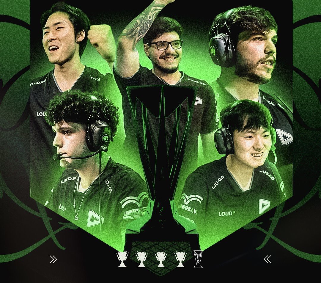 NoiseSpaceLoud's tweet photo. AMANHÃ É DIA DE GRANDE FINAL DA COPA CBLOL.

Independente do resultado, uma coisa precisa ser dita:
esse time já se provou.

Diante de tudo que aconteceu…
Diante das inúmeras dificuldades…
Mesmo após uma janela de transferência dura, onde perdemos dois ídolos para a rival, perdemos nosso ADC, perdemos nosso jungler…
Mesmo sendo um elenco recém-formado, cheio de rookies, na tentativa de se reestruturar…
Enfrentando equipes com mais tempo de entrosamento…
Mesmo quando tudo parecia perdido…
A LOUD renasceu.
A LOUD foi contra todas as expectativas.

Enquanto muitos duvidavam, a LOUD trabalhou, o coach Raise trabalhou, o time se organizou e com certeza abdicaram de muita coisa pra chegarem até aqui.
E fez jus ao nome que carrega:
uma verdadeira Hydra.

Essa campanha já deixou marcas positivas.

Xyno mostrou o tamanho do seu potencial e pode, sim, se tornar a nova cara dessa LOUD — um futuro ídolo em construção.
RedBert se provou mais uma vez, mesmo sob uma chuva constante de críticas.
YoungJae e Bull vindo para uma região completamente distante de casa, sofrendo também várias críticas.
Nosso mid não suportando a pressão de tudo isso, tendo que jogar com um novo mid, Envy que vinha em baixa na carreira, aceitou um desafio que poucos teriam coragem.

E não foi fácil.

O time passou por momentos de gameplay instável…
Diffs de ouro preocupantes…
Problemas internos…
Troca de jogador em momento decisivo…
E, sem dúvida, muitos bastidores que nós nem temos conhecimento…

Mas mesmo assim…

A LOUD se manteve de pé, forte, perseverante, resiliente.

Se existe uma palavra que define essa campanha, é:
RESILIÊNCIA

Jogadores e comissão técnica:
vocês já honraram essa camisa por terem chegado até aqui.
Independentemente do que acontecer amanhã, saibam:
Estamos gratos pela evolução, dedicação, por fazerem isso ser possível novamente (ser campeões).
Vocês entenderam o tamanho dessa organização.

E podem ter certeza — a torcida, que lá atrás talvez não acreditasse tanto que isso seria possível… que tinha baixas expectativas, apesar de sermos sempre apaixonados pela organização. hoje nós torcedores reconhecemos a dedicação de vocês e o que conseguiram provar, nós estamos orgulhosos.

Então amanhã…
Entrem no Rift leves, sem peso, sem pressão, façam o jogo de vocês, porque vocês já provaram, a torcida já reconhece tudo isso.

A tendência é de evolução ao longo do ano e nós estaremos aqui para acompanhar cada passo, como sempre fizemos, Loud sempre nosso amor, com uma torcida incrível.

Mais uma vez:
Vocês já se provaram.

Independentemente do resultado, nós, torcedores, estaremos com vocês.

Sintam-se abraçados por toda a torcida.

Gratidão por honrarem essa camisa. 🟢🔥
@xyno777 @LOLYOUNGJAE @jeanmag0 @envylool @Bullol03 @RedBertt @CoachRaise @sephis_lol 

#GOLOUD #CBLOL #CopaCBLOL #TvNoiseSpace #LeagueOfLegends