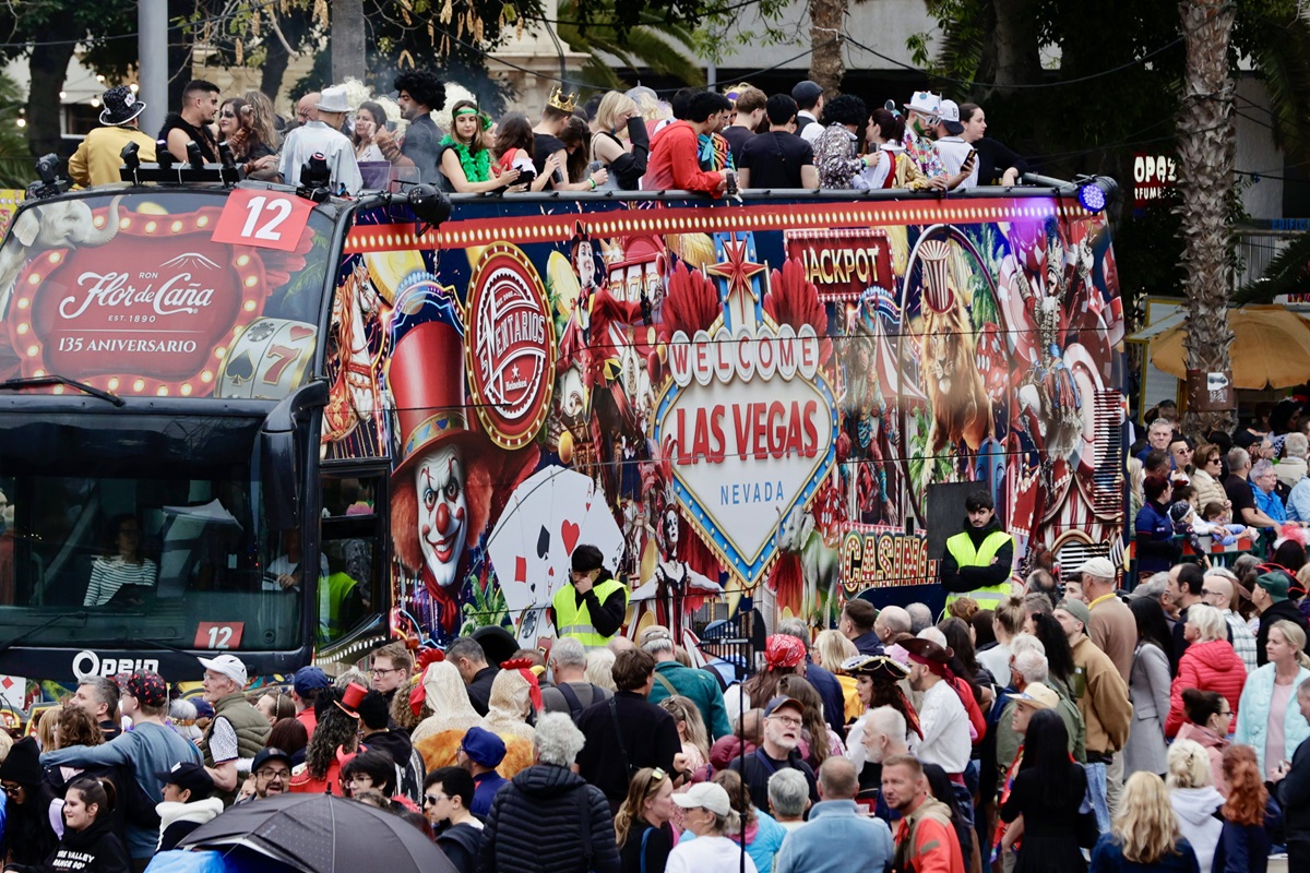 lpacarnaval's tweet photo. 𝐋𝐚 𝐆𝐫𝐚𝐧 𝐂𝐚𝐛𝐚𝐥𝐠𝐚𝐭𝐚 𝐝𝐞 «𝐋𝐚𝐬 𝐕𝐞𝐠𝐚𝐬» 𝐜𝐨𝐧𝐠𝐫𝐞𝐠𝐚 𝐚 𝟏𝟒𝟎.𝟎𝟎𝟎 𝐦𝐚𝐬𝐜𝐚𝐫𝐢𝐭𝐚𝐬

Más información sobre el desfile en el que han participado 113 carrozas, incluida la del cantante Quevedo, en la siguiente noticia 👇

https://t.co/NwycDyFNIC https://t.co/nQBkZPU5IO