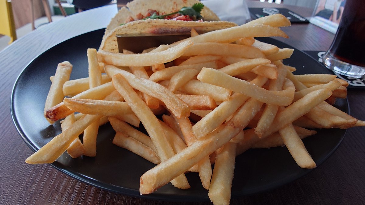 kokou_chiba's tweet photo. 千葉中央に2/20オープンの「TACOS’N」カフェスタイルとなるこちらのお店、各種タコスは店内飲食の他テイクアウトにも対応😋

今回頂いたのはランチセットのポークタコス。食感軽めの生地に野菜＆豚肉たっぷり、セットのポテトもデカ盛り＆リーズナブルな一食を堪能🌮

https://t.co/wS7sOk4PhC https://t.co/ODPHlKPFbd