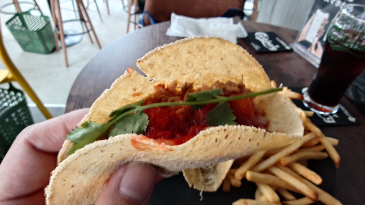 kokou_chiba's tweet photo. 千葉中央に2/20オープンの「TACOS’N」カフェスタイルとなるこちらのお店、各種タコスは店内飲食の他テイクアウトにも対応😋

今回頂いたのはランチセットのポークタコス。食感軽めの生地に野菜＆豚肉たっぷり、セットのポテトもデカ盛り＆リーズナブルな一食を堪能🌮

https://t.co/wS7sOk4PhC https://t.co/ODPHlKPFbd