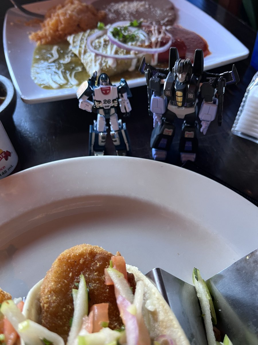 skywarpisms's tweet photo. mexican with @visagesbar i'm like his favourite seeker ever haha. probably https://t.co/nuTZBSu7Fb