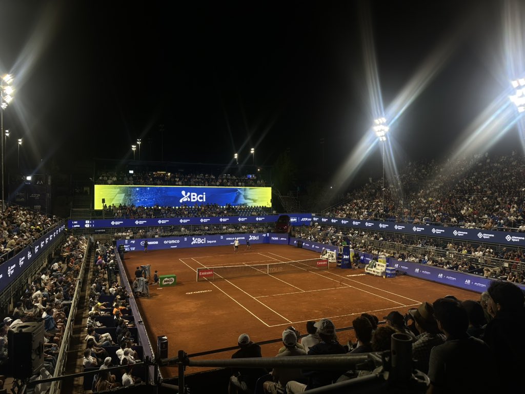 rodrigohuertam's tweet photo. A los chilenos SÍ LES GUSTA EL TENIS. Court central lleno para disfrutar del partido entre Luciano Darderi y Sebastián Báez. Tremendo comportamiento del público, que está gozando con el nivel de los tenistas. https://t.co/ceg8d8M34F