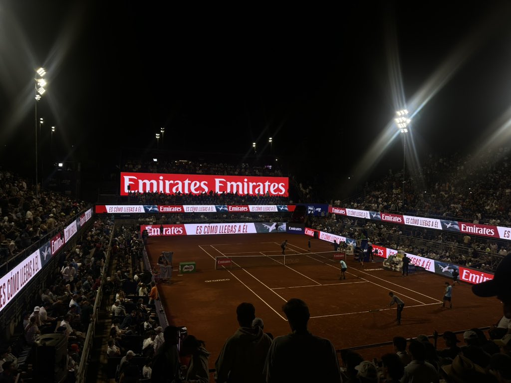 rodrigohuertam's tweet photo. A los chilenos SÍ LES GUSTA EL TENIS. Court central lleno para disfrutar del partido entre Luciano Darderi y Sebastián Báez. Tremendo comportamiento del público, que está gozando con el nivel de los tenistas. https://t.co/ceg8d8M34F