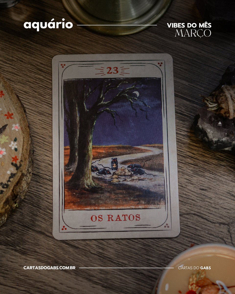 cartasdogabs's tweet photo. ♒️ MARÇO P/ AQUÁRIO:

Existe uma inquietação que você tenta disfarçar com racionalidade, mas ela está aí roendo aos poucos. Essa carta fala de desgastes, excessos de preocupação, pequenos incômodos que somados viram peso grande. Março é mês de atenção redobrada com energia e foco em todos os sentidos. No trabalho, pode indicar sobrecarga, medo de instabilidade ou necessidade urgente de organizar pendências. Financeiramente, pede controle e planejamento para evitar ansiedade desnecessária. No amor, cuidado com pensamentos repetitivos, inseguranças silenciosas ou comparações que drenam sua autoestima. Mas os ratos não vêm para assustar, vêm para alertar. Algo precisa ser limpo, reorganizado, encerrado ou ajustado. Resolva o que está pendente, converse o que está mal explicado, organize o que está caótico. Quanto mais você age, menos espaço a ansiedade tem. Ignorar pequenos sinais agora pode ampliar o desgaste depois. Agir cedo transforma o mês em recuperação estratégica.

— Veja meu catálogo no tweet fixado, agende sua consulta no link na bio e me siga para novos conteúdos.