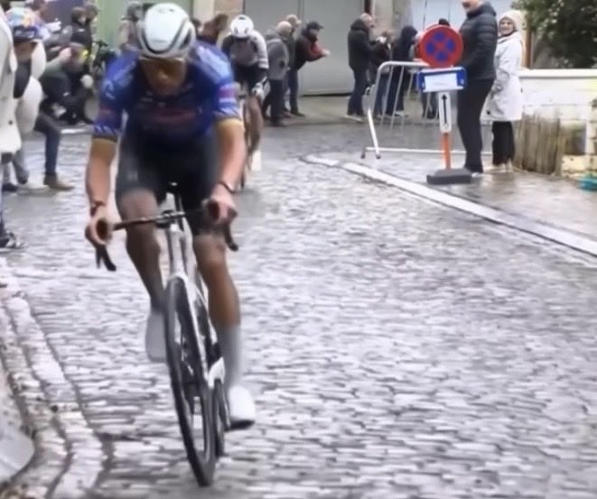 Cycling_Kingdom's tweet photo. 🚨 #MathieuvanderPoel the winner of #OmloopHetNieuwsblad will not line up at the start of the classic #KuurneBrusselsKuurne on Sunday. His team #AlpecinDeceuninck is mainly counting on defending champion #JasperPhilipsen and #KadenGroves https://t.co/VixKwfcf7Q