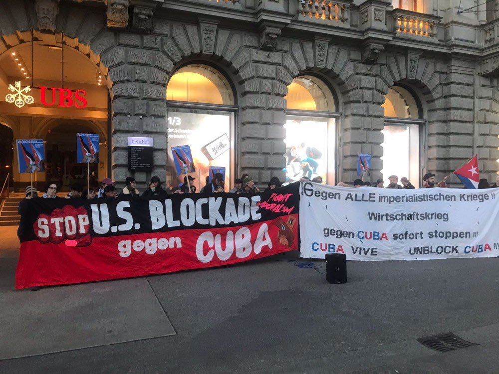 siempreconcuba's tweet photo. Activistas protestan hoy en Zúrich frente a la sede del banco UBS por su complicidad con el bloqueo de #EEUU. a #Cuba. Denuncian que la entidad suiza obedece órdenes de Washington bloqueando transferencias para proyectos de cooperación con la Isla.

#CubaNoEstáSola #ICAPCuba https://t.co/WSBuiTSiv8