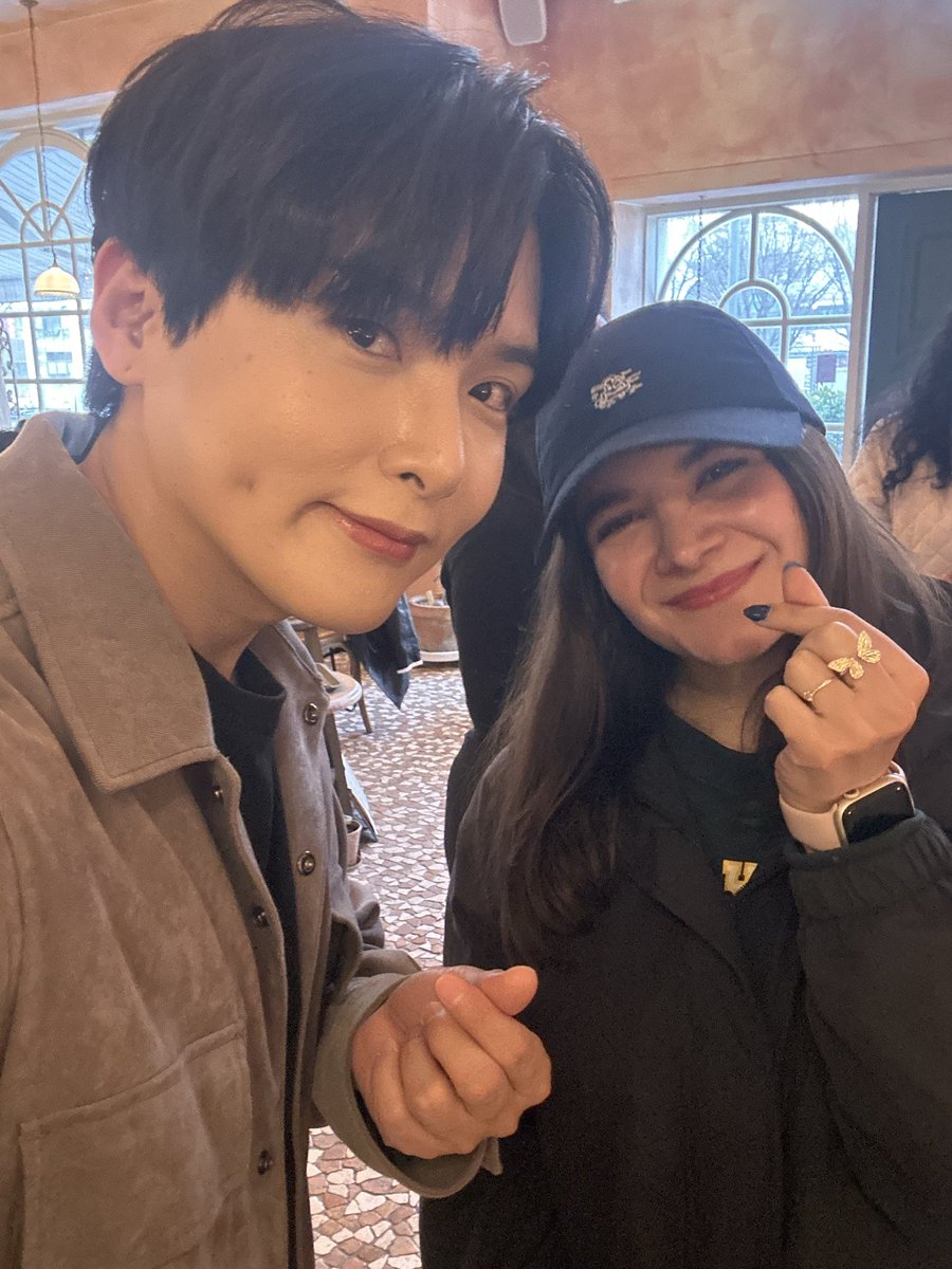DenniseStyles's tweet photo. El día más bonito, haber conocido a Ryeowook y a Ari en su cafetería. Son las personas más lindas que he conocido 💙✨ 
Que buen momento para ser ELF. 
#SuperJunior 
#Ryeowook https://t.co/Fx2lryETxO