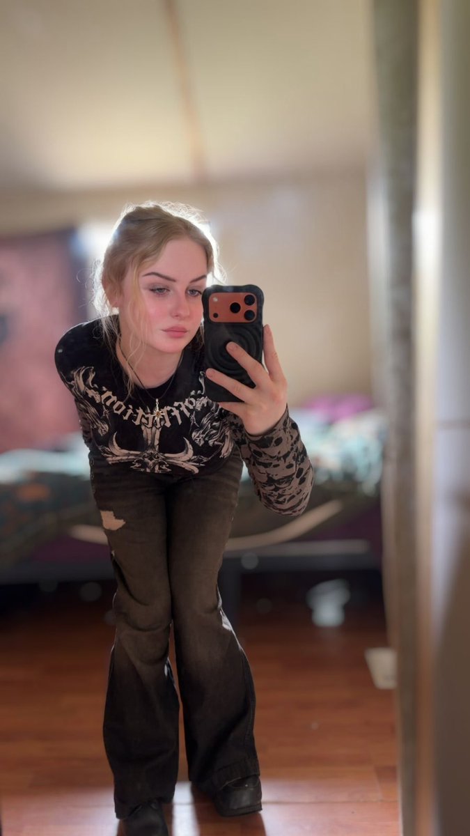 lynne ᡣ • . • 𐭩 tweet media