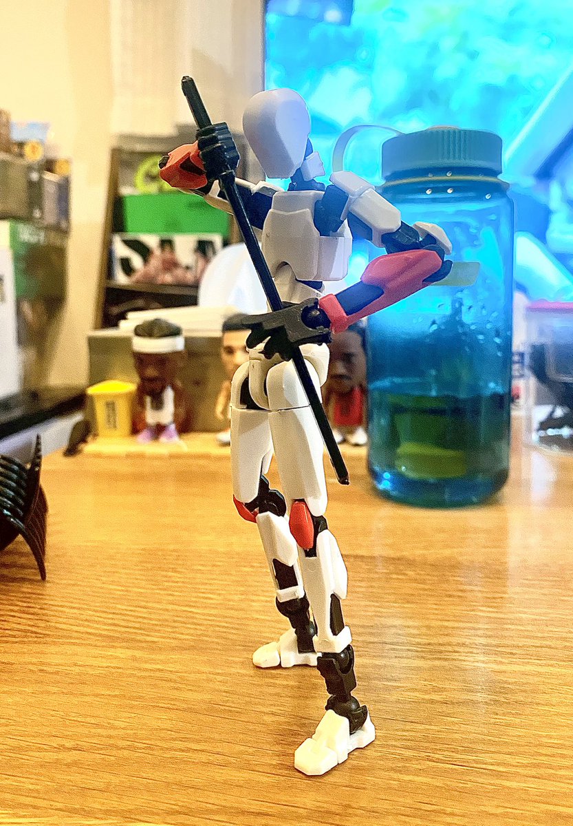 ksuk1005's tweet photo. 今さらながらseriaで戦闘フィギュアなるプラモデル買ってみたけど、スゴいクオリティ。2個購入して色入れ替えたりしても楽しいかも。

#seria
#セリア
#100均
#プラモデル
#戦闘フィギュア https://t.co/fcTwg951QU