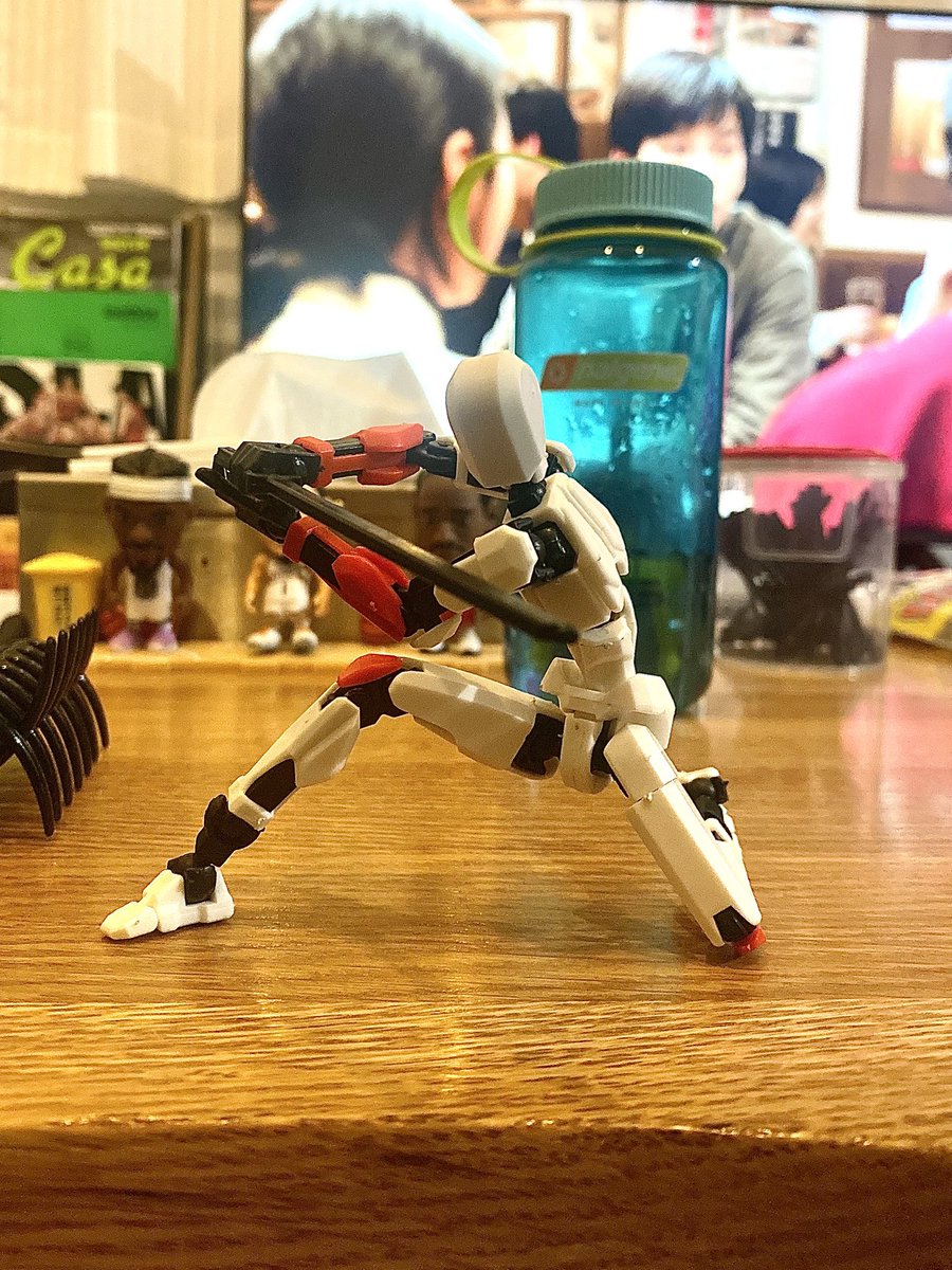 ksuk1005's tweet photo. 今さらながらseriaで戦闘フィギュアなるプラモデル買ってみたけど、スゴいクオリティ。2個購入して色入れ替えたりしても楽しいかも。

#seria
#セリア
#100均
#プラモデル
#戦闘フィギュア https://t.co/fcTwg951QU