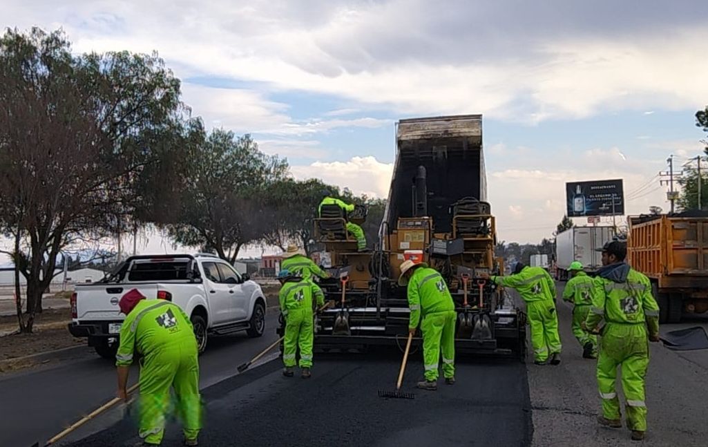 jalisco_sict's tweet photo. 👉En beneficio de los usuarios de la carretera #Guadalajara-#Chapala, el Centro #SICTJalisco realiza trabajos de #conservación con microaglomerado, entre los entronques de El Salto y Santa Rosa. Tómalo en cuenta!. 🚙🚛🚗🛻🚚 https://t.co/T9UNOIwkf8
