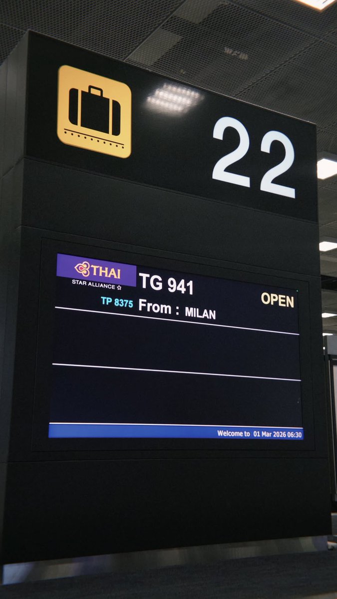 Just landed in Thailand, picking up his bags🧳Another event this afternoon, susu na🫳🏻🥹

#ppoohkt <a href="/ppoohkt/">Pooh</a>