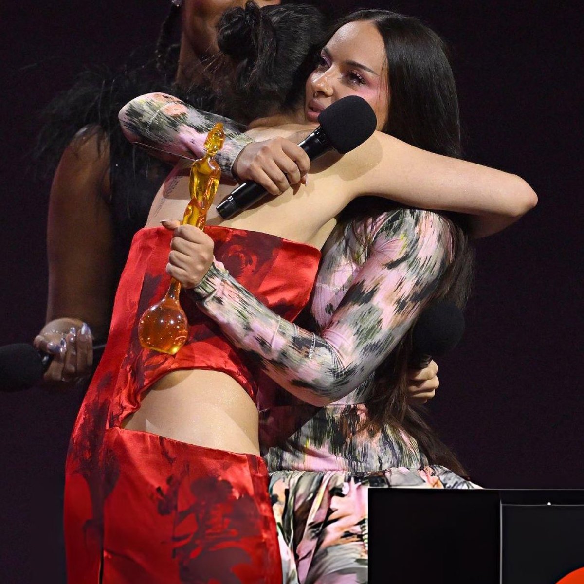 Jade entregando o prêmio "International Artist of the Year " para Rosalía no BRITs Awards 2026. 🥹