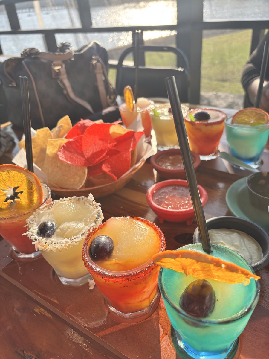canaryyellow25's tweet photo. #ITSAGOODTIME 💃💃 https://t.co/fuK78mRNPR
