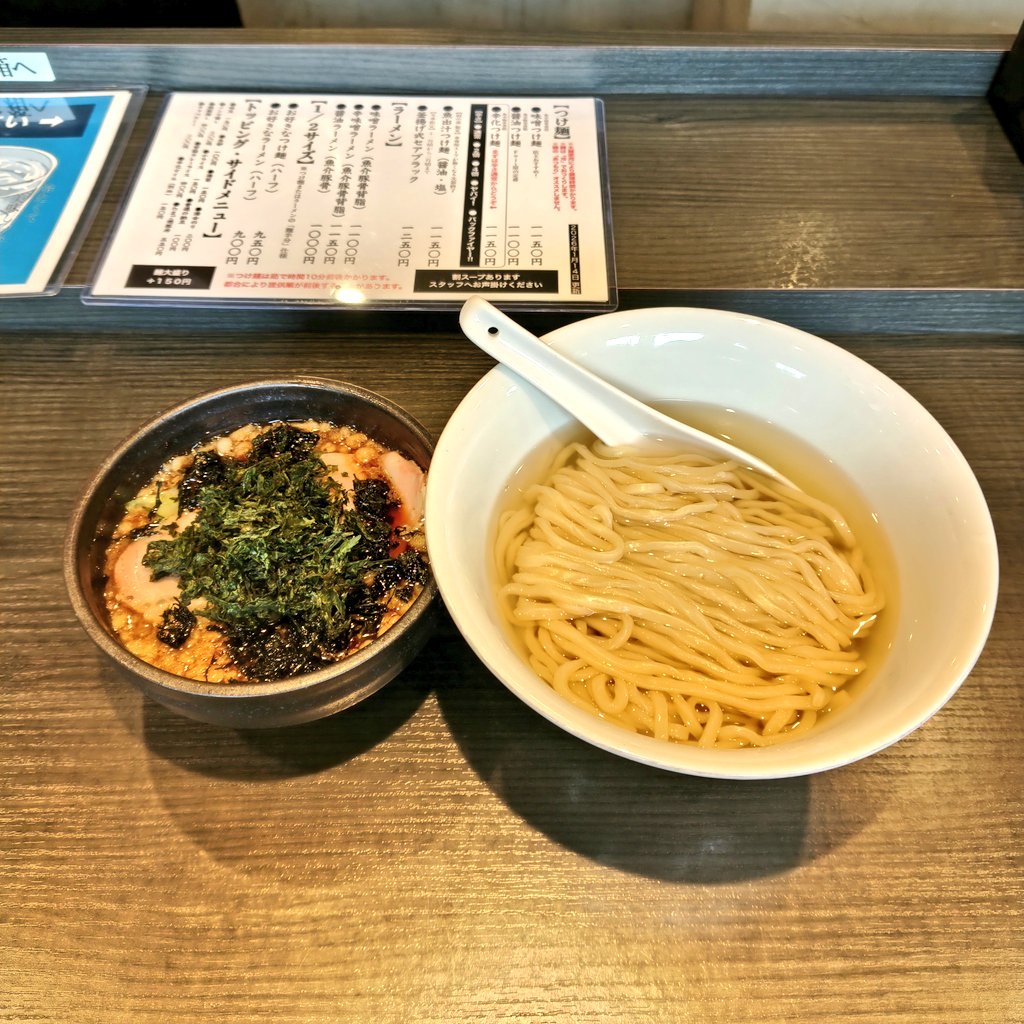kani_tama's tweet photo. 釜揚げ式セアブラック
背脂カレーライス
鶏ももチャーシュー
本店での釜揚げ式セアブラックが3/1で今シーズン提供終了とのことで食べ納め
※ふじ屋NOODLEでは通年提供してます
突発提供の鶏ももチャーシュー、ご飯に合うしビールの誘惑が強すぎる!ごちそうさまでした!
#札幌Fuji屋
#FUJIYER
#HIRAMER https://t.co/DjsmsMFEMC