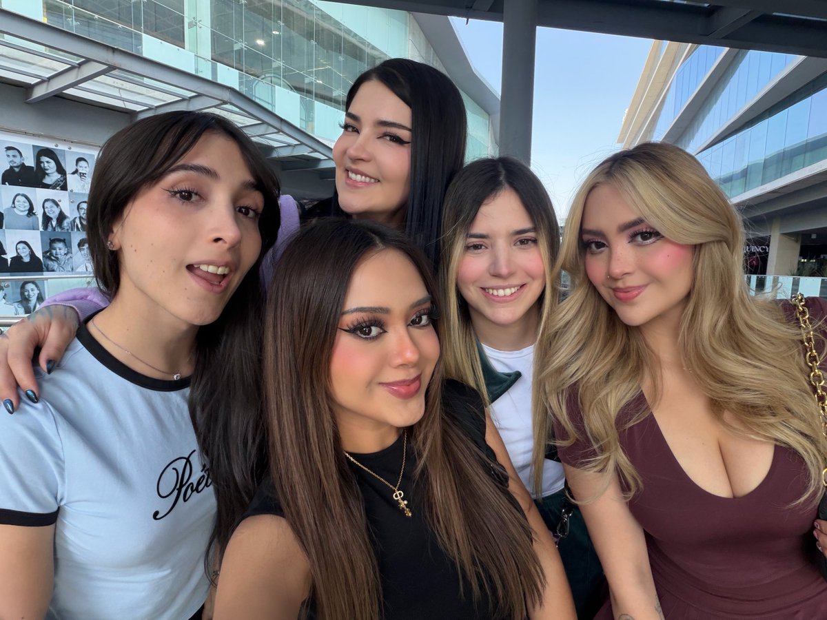 amablitz's tweet photo. Festejando a Ari 💖 @Nezumivy @Caprimint @samyriveratv @arigameplays https://t.co/rLQegH5w8u