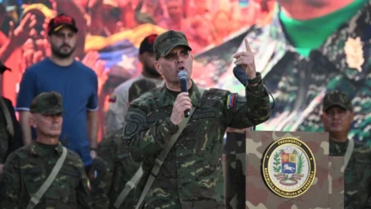Nancy44441184's tweet photo. El Ministro de Defensa de Venezuela ha emitido un mensaje contundente de compromiso con la paz: "¡Nunca más estas armas apuntarán a nuestro pueblo!". Estas palabras refuerzan la visión de una Fuerza Armada Nacional Bolivariana (FANB) volcada al servicio, la protección y el desarrollo integral del país.
​¿Qué implica este mensaje para el entorno profesional y social?
​Garantía de Paz: Un entorno seguro es la base para el crecimiento económico y la inversión.
​Unión Nacional: Se fortalece el vínculo ético entre el ciudadano y el uniformado.
​Ética Profesional: El uso de los recursos del Estado se orienta exclusivamente a la defensa de la soberanía y la tranquilidad pública.
​Un compromiso que invita a todos los sectores a seguir construyendo país en un marco de respeto y armonía.
​#Venezuela #Paz #SeguridadNacional #FANB #UniónCívicoMilitar #Estabilidad