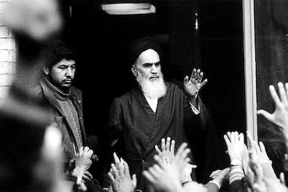 Que perezca el legado de horror, muerte y opresión de Jomeini.

Que la Revolución Islámica perezca, y con ella la teocracia de los ayatolá. 

Que lo que empezó en 1979, y que impuso casi medio siglo de miedo, persecución y castigo, perezca este 2026.