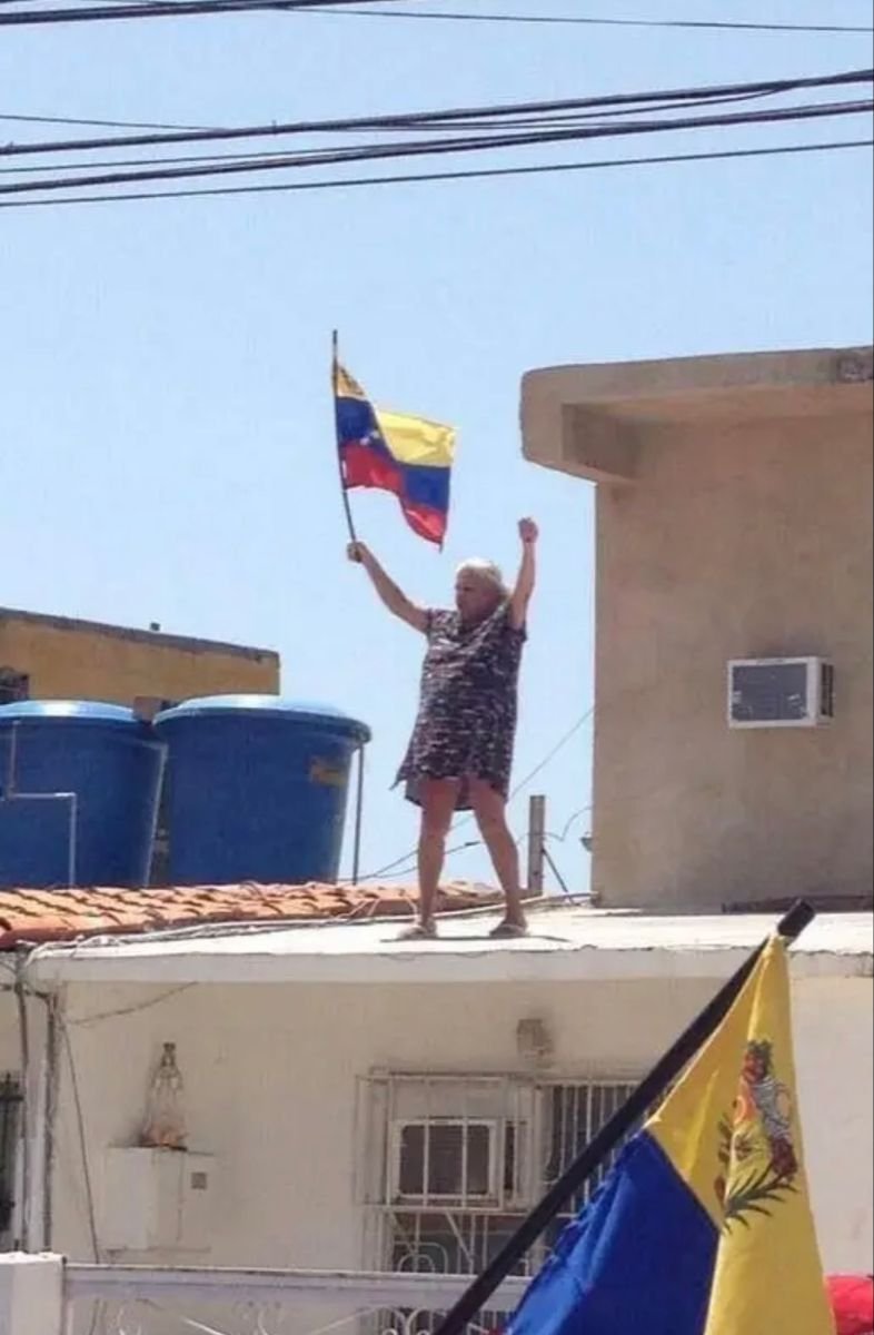 No saben lo feliz que me hace ver a tantos artistas venezolanos. Son lo más duro del sistema, los admiro muchísimo

Sigan rompiéndola y VIVA VENEZUELA EN ESA MIELDA CABALLERO 💥💥🇻🇪