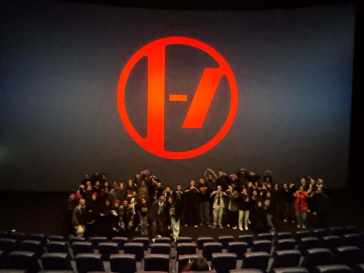 echoesoftrench's tweet photo. meet eg clikkies |-/
my throat hurts lol
tonight was AMAZING
thank you mark thank you tyler thank you josh thank you mase thank you crew
I am forever grateful for the band and this community 
love you all https://t.co/hcNGY1smRI