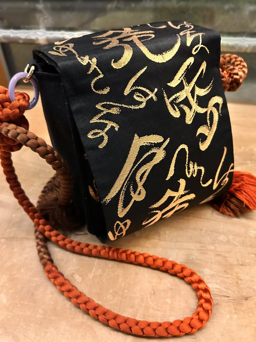 帯リュックMINI
試作品2。一年以上前に作ったやつをさらに改良してみました。使い心地は良好。販売用にいくつか作ってみようと思います。これならメンズも使えそうだね！