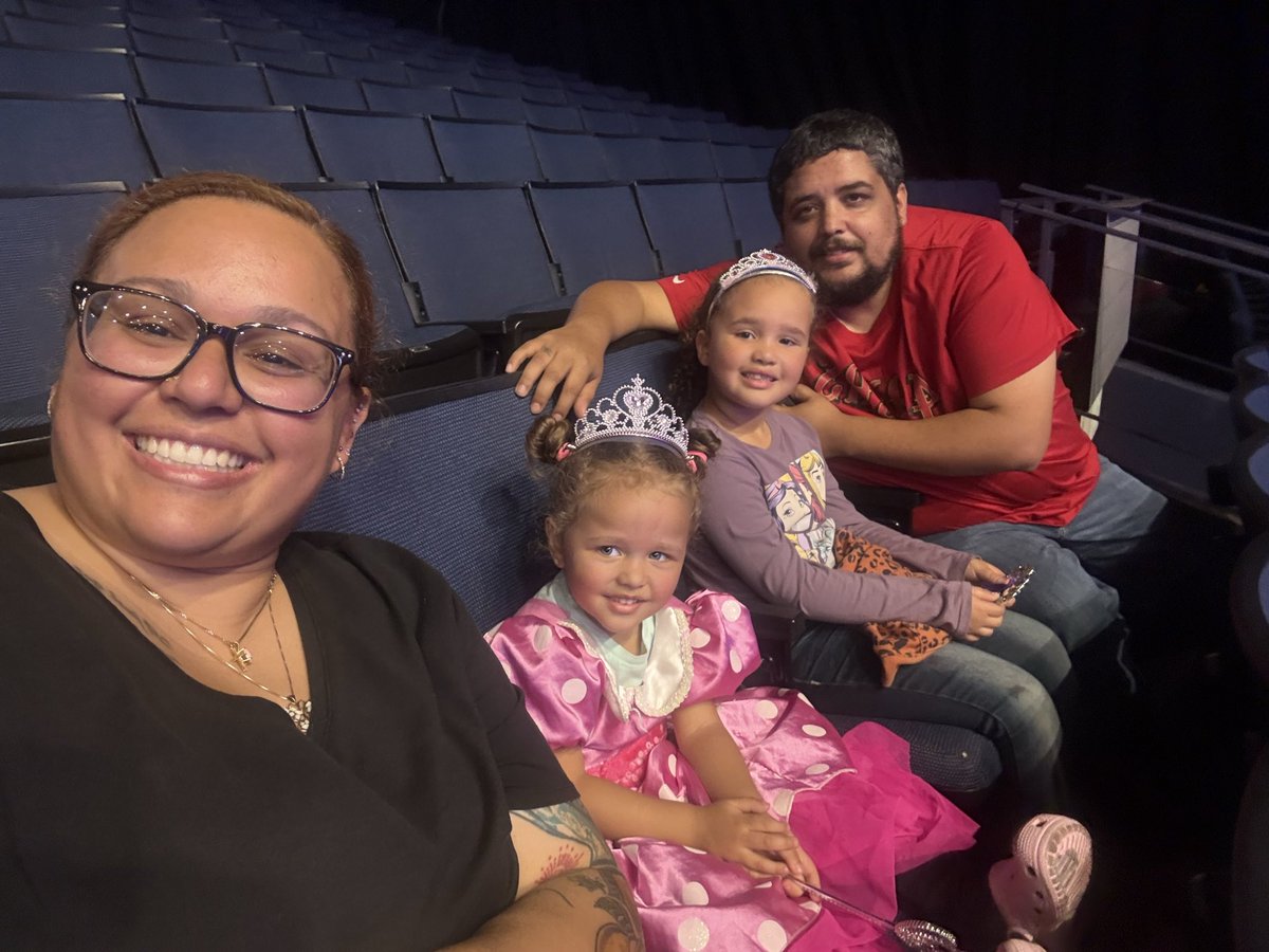 k_durham17's tweet photo. #DisneyonIce https://t.co/MkzcRTkUv6