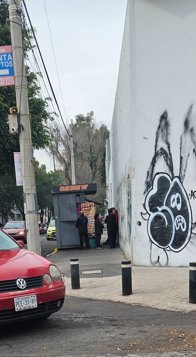LizethG91609809's tweet photo. @BJAlcaldia Ya que estaban muy cerca, hubieran quitado este puesto que solo sirve para estorbar. En Presidentes y Trípoli, si una silla de ruedas quisiera pasar es imposible, he visto a madres bajarse de la banqueta porque tampoco pasa una carriola. https://t.co/ZbF7etMOei