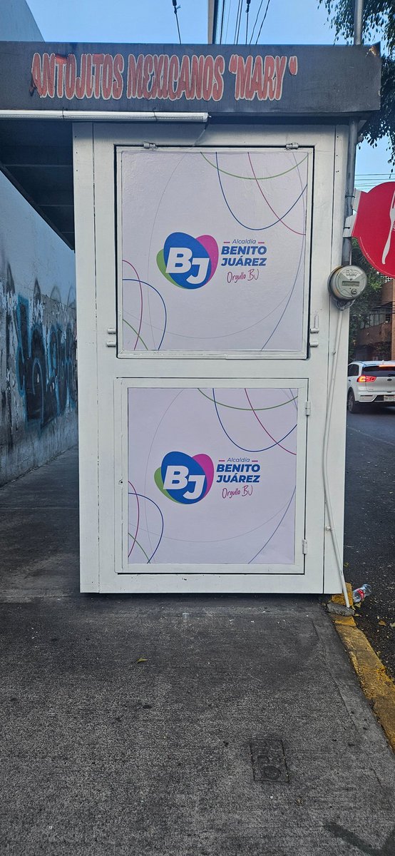 LizethG91609809's tweet photo. @BJAlcaldia Ya que estaban muy cerca, hubieran quitado este puesto que solo sirve para estorbar. En Presidentes y Trípoli, si una silla de ruedas quisiera pasar es imposible, he visto a madres bajarse de la banqueta porque tampoco pasa una carriola. https://t.co/ZbF7etMOei