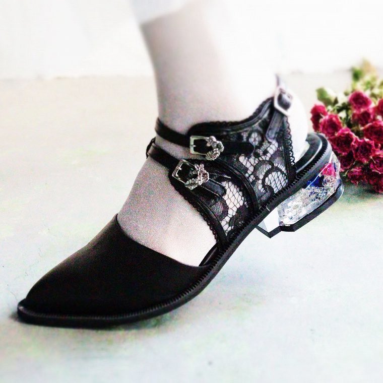 低めヒールで歩きやすいのに、 ちゃんとときめく靴って最強。 普段着