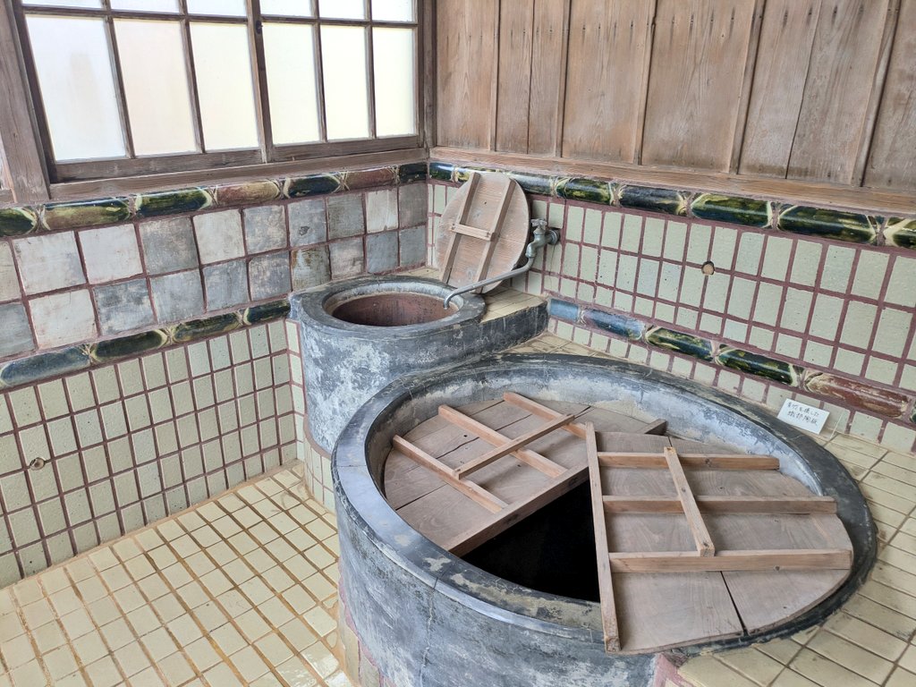 魯山人のお風呂。彼が得意としていた織部焼で飾られています。 北大路