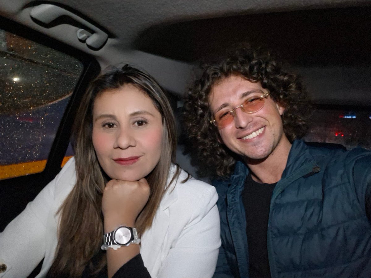 Mientras en mi universidad, <a href="/Uniandes/">Uniandes</a>, invitan a la inombrable de <a href="/SandraComunes/">Sandra Ramírez</a>, hoy yo estoy con una de sus víctimas y sobrevivientes.

<a href="/DeisyDorelly/">DEISY DORELLY GUANARO</a>, mujer valiente, admirable y con la verdad intacta.