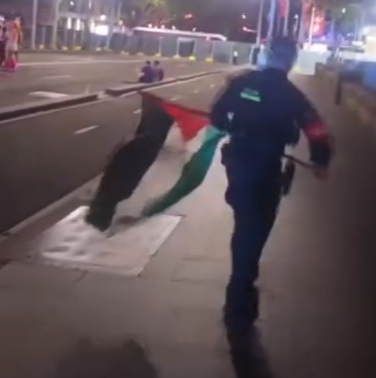 When a NSW police officer confiscates a Palestinian flag from a Sydney Mardi Gras participant, red armband and all

Image from IG: @ pride.in.protest
#MardiGras2026
