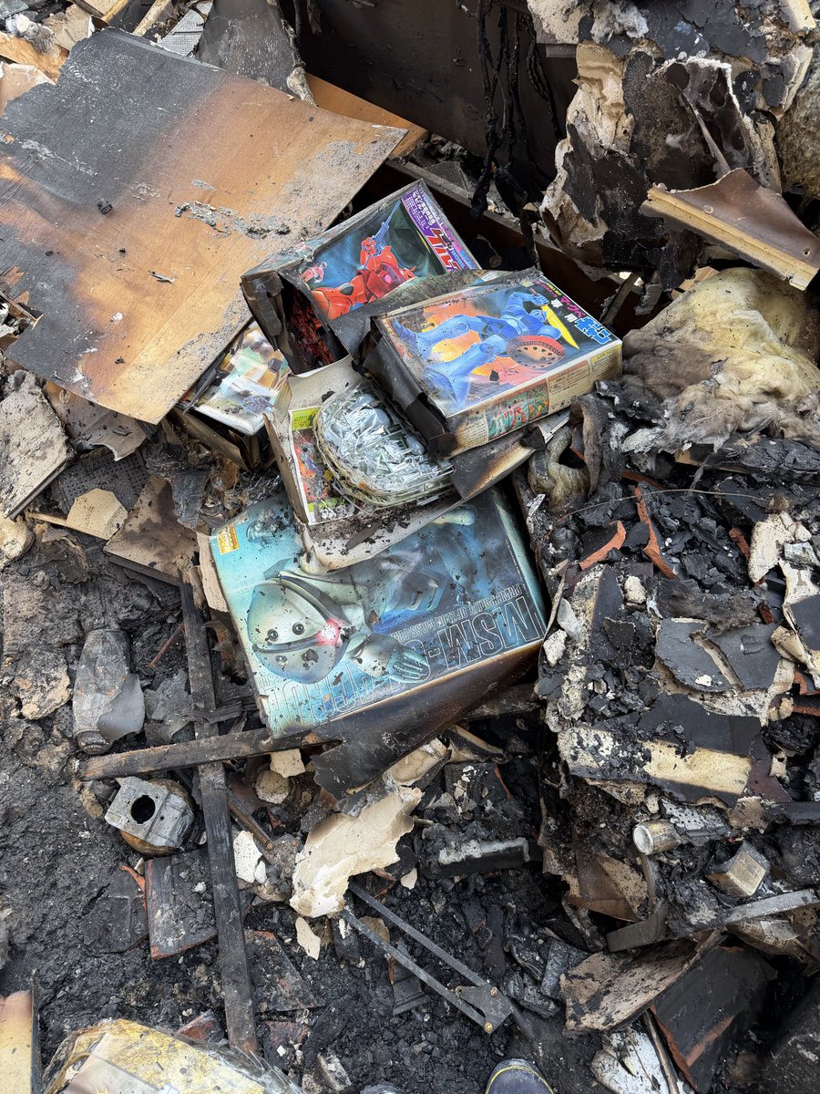 ガンプラ旧キット全種類（積みプラ）は、焼け残ってるものもあり