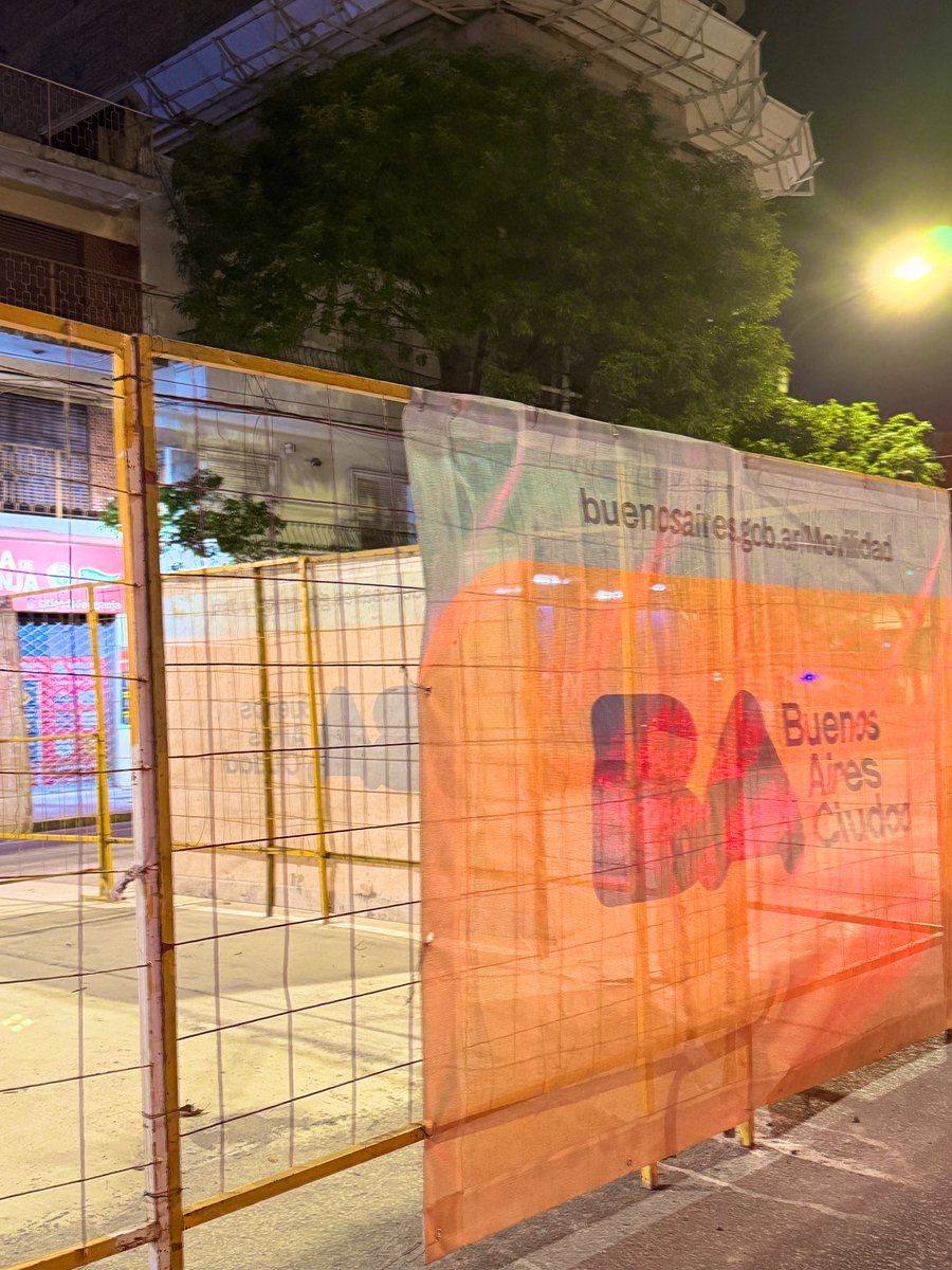 momobufon's tweet image. 📍👇🏼AV. LA PLATA CABA
El GOBIERNO DE LA CIUDAD @gcba ESTÁ HACIENDO LA OBRA DEL TRAMBUS , DETONÓ LA AVENIDA QUE ESTABA PERFECTA Y LE HIZO UNA LÍNEA DE CEMENTO O CONCRETO QUE SALTAS COMO EN EL ZAMBA ! ERA NECESARIO @jorgemacri ?🤦🏻‍♂️👇🏼🃏#buensabado @claramuzzio #trambus #FelizSábado
