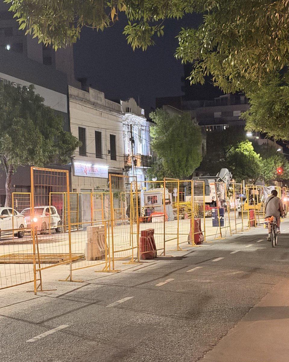 momobufon's tweet image. 📍👇🏼AV. LA PLATA CABA
El GOBIERNO DE LA CIUDAD @gcba ESTÁ HACIENDO LA OBRA DEL TRAMBUS , DETONÓ LA AVENIDA QUE ESTABA PERFECTA Y LE HIZO UNA LÍNEA DE CEMENTO O CONCRETO QUE SALTAS COMO EN EL ZAMBA ! ERA NECESARIO @jorgemacri ?🤦🏻‍♂️👇🏼🃏#buensabado @claramuzzio #trambus #FelizSábado