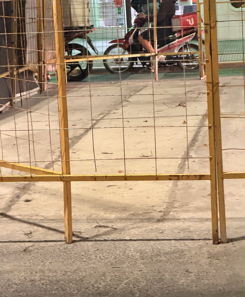 momobufon's tweet image. 📍👇🏼AV. LA PLATA CABA
El GOBIERNO DE LA CIUDAD @gcba ESTÁ HACIENDO LA OBRA DEL TRAMBUS , DETONÓ LA AVENIDA QUE ESTABA PERFECTA Y LE HIZO UNA LÍNEA DE CEMENTO O CONCRETO QUE SALTAS COMO EN EL ZAMBA ! ERA NECESARIO @jorgemacri ?🤦🏻‍♂️👇🏼🃏#buensabado @claramuzzio #trambus #FelizSábado