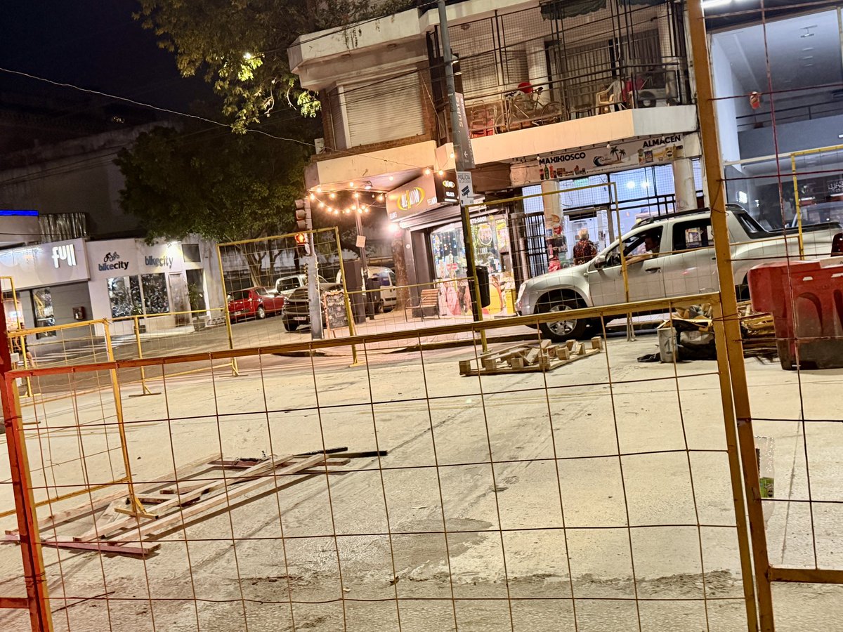 momobufon's tweet image. 📍👇🏼AV. LA PLATA CABA
El GOBIERNO DE LA CIUDAD @gcba ESTÁ HACIENDO LA OBRA DEL TRAMBUS , DETONÓ LA AVENIDA QUE ESTABA PERFECTA Y LE HIZO UNA LÍNEA DE CEMENTO O CONCRETO QUE SALTAS COMO EN EL ZAMBA ! ERA NECESARIO @jorgemacri ?🤦🏻‍♂️👇🏼🃏#buensabado @claramuzzio #trambus #FelizSábado