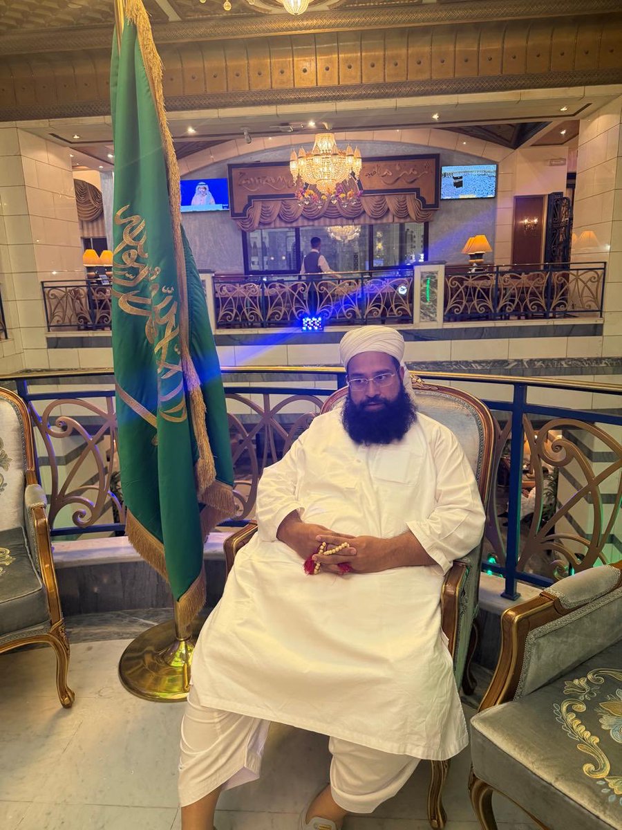 TahirAshrafi's tweet photo. يا رب ارض حرمين شريفين اور اس پرچم كى هميشه خير هو https://t.co/urbelvzEH5