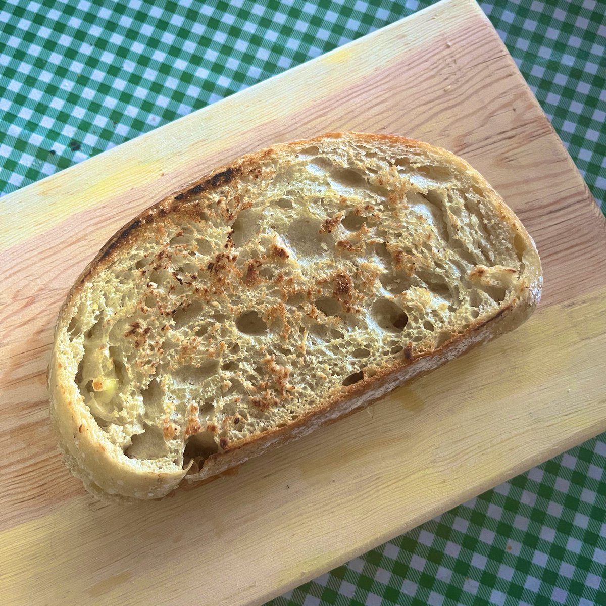 Hoy cumple un año mi masa madre y nos hice grilled cheese con sopita de tomate, pancito recién hecho y deliii 🌾✨