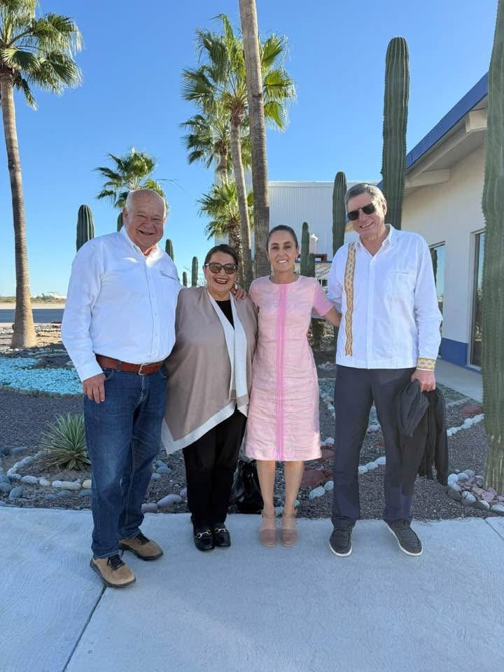 VictorCastroCos's tweet photo. Me da mucho gusto recibir en Baja California Sur a la compañera @Claudiashein , Presidenta de México.

Seguimos firmes en la convicción de gobernar siempre del lado del pueblo.

¡Bienvenida, Presidenta! https://t.co/r1TvjOPzNZ